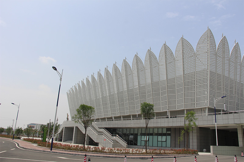 霍邱體育中心使用氟碳鋁單板、異形鋁單板,沖孔鋁單板案例